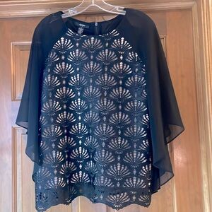 Black/natural flowing top